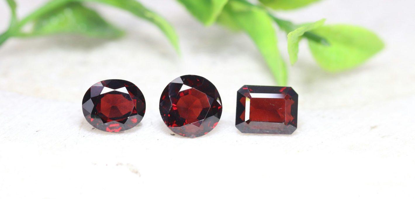 Loose garnet gemstones