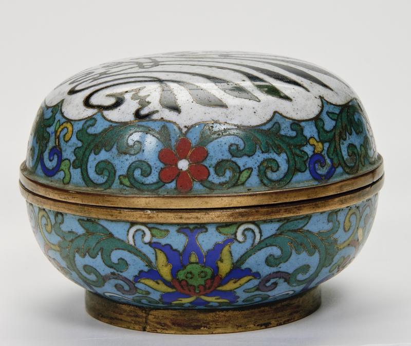 A cloisonne enamel decorative box